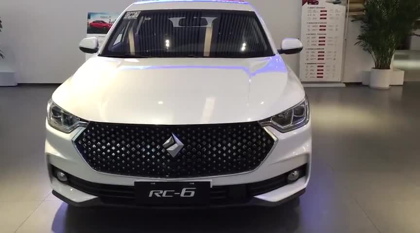 店里实拍宝骏RC-6，采用了溜背式轿跑设计