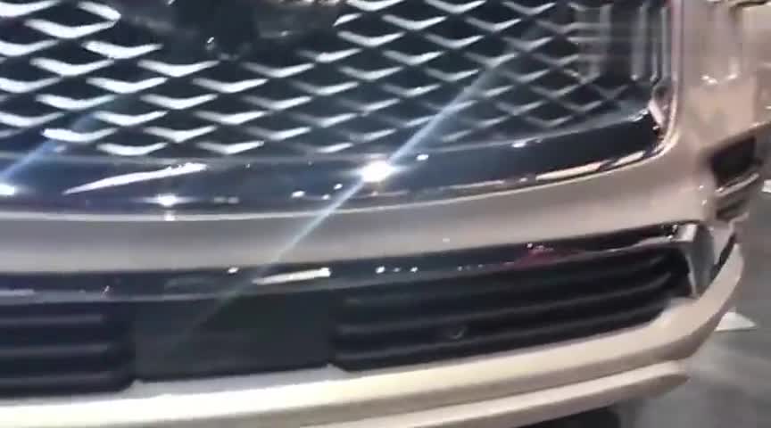 英菲尼迪QX80霸气亮相车展，打开后门那刻果断放弃路虎揽胜