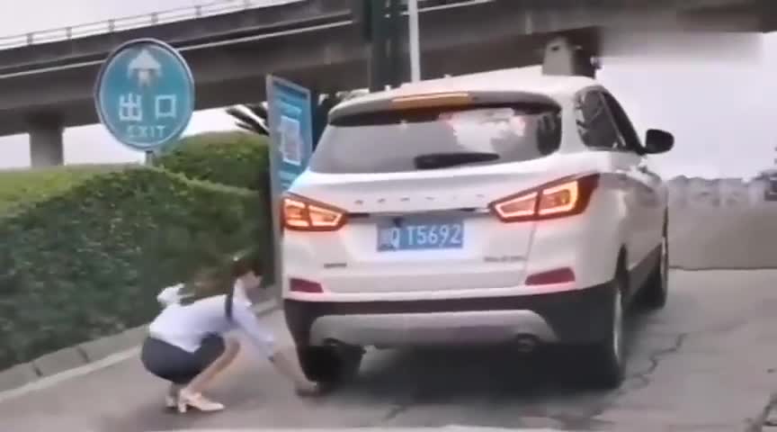 实拍：女司机到底想干啥，害我看了老半天，生怕撞到我！