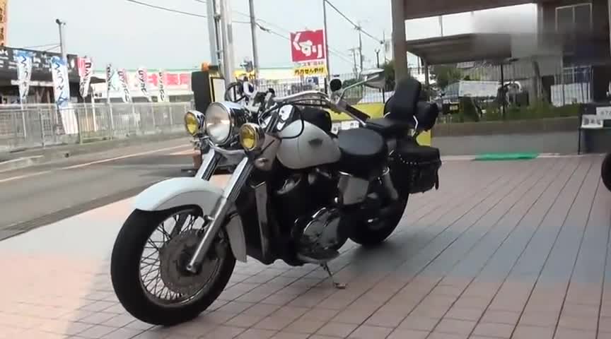 机车摩托：车主竟是位美女，日本街头实拍本田沙都重机车