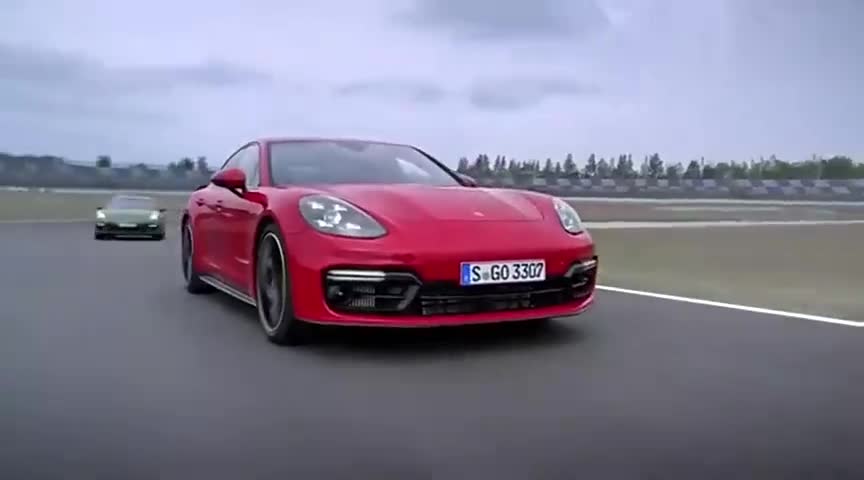 保时捷帕拉梅拉gts,保时捷卡宴turbo s 疾驰在路上的炫酷红色的保时捷帕拉梅拉gts!