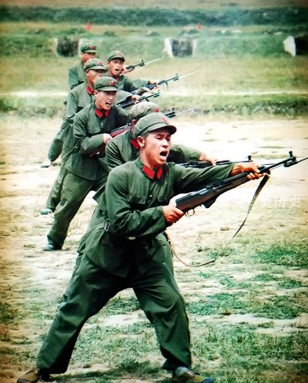 70年代日本人走进中国军营感叹威武之师训练场上的标语依然有效
