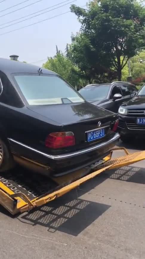 20年前的宝马7系，如今气势根本不输奔驰S级，依然霸气侧漏！