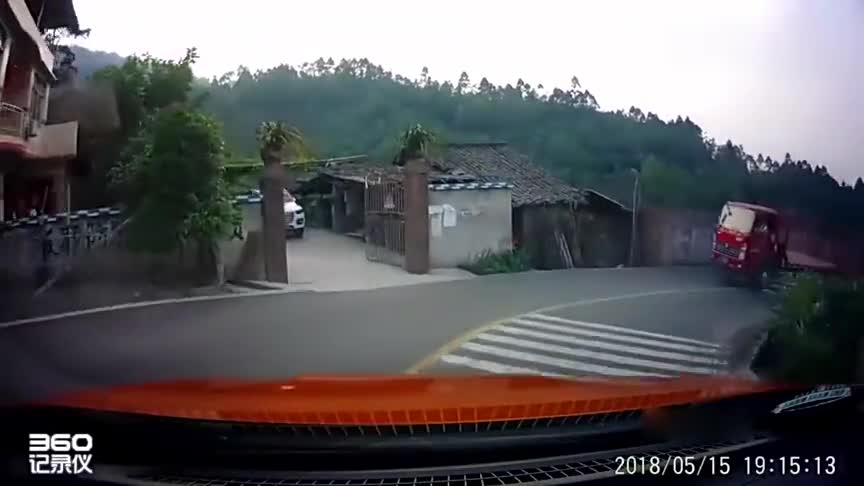 交通事故实拍，提倡各位安全出行，做遵纪守法的好司机！