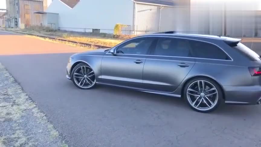 奥迪RS6哑光水泥灰实拍展示