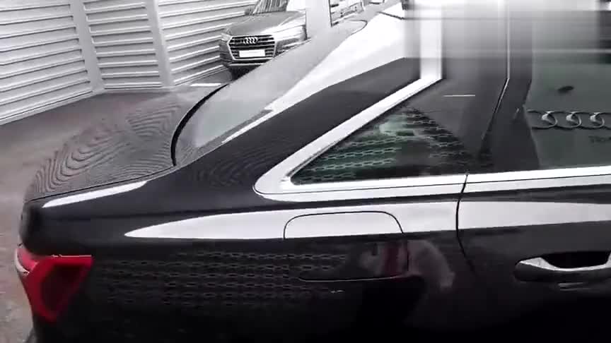 奥迪A6到店实拍,打开车门看到内饰