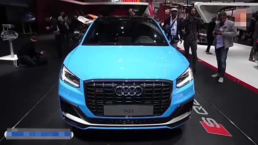 车展中心上，一辆蓝色的奥迪新款SUV登场，炫酷车型！