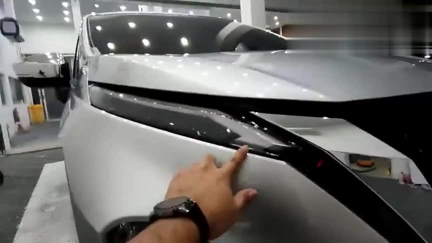 2021款日产骊威实车展示，颜值高空间大，按下钥匙看到配置太帅了