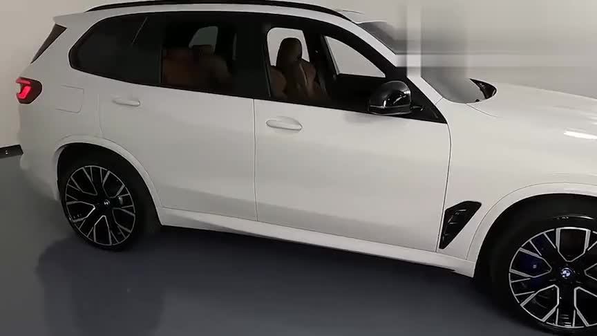 2021款宝马X5M实车展示，有这霸气颜值和空间，我放弃了卡宴