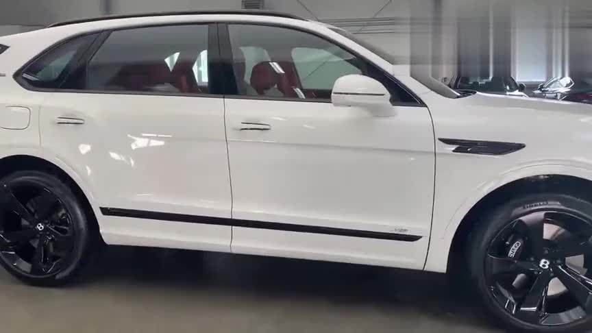 2021款宾利添越V8版入库实拍，实车真漂亮，买不买自己拿主意！