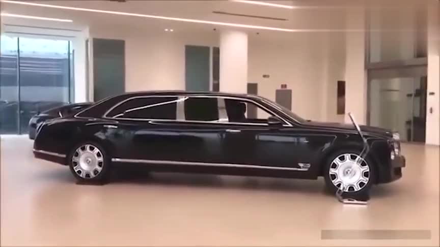 宾利慕尚加长版按下钥匙