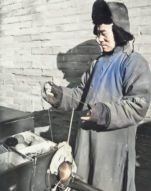 民国时老北京走街串巷的卖货郎上色彩照 悠扬婉转的吆喝美如天籁