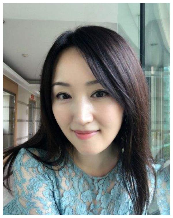 49岁杨钰莹晒生活照,曾经的甜歌皇后,如今却爱上了种菜