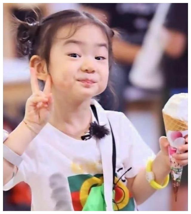 同样是潮妈,戚薇和李小璐打扮起女儿天差地别,网友:路线不同