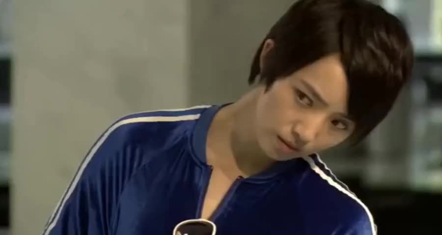 美女买了辆迈巴赫刷卡一千两百万，老妈一看短信气得当场爆粗口