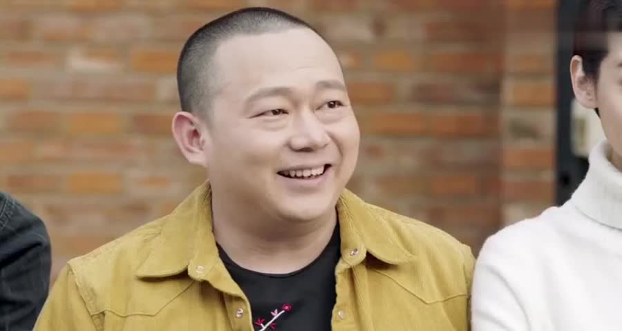 老板借辆破车假装富二代员工看不下去，亲自出门借来辆加长豪车