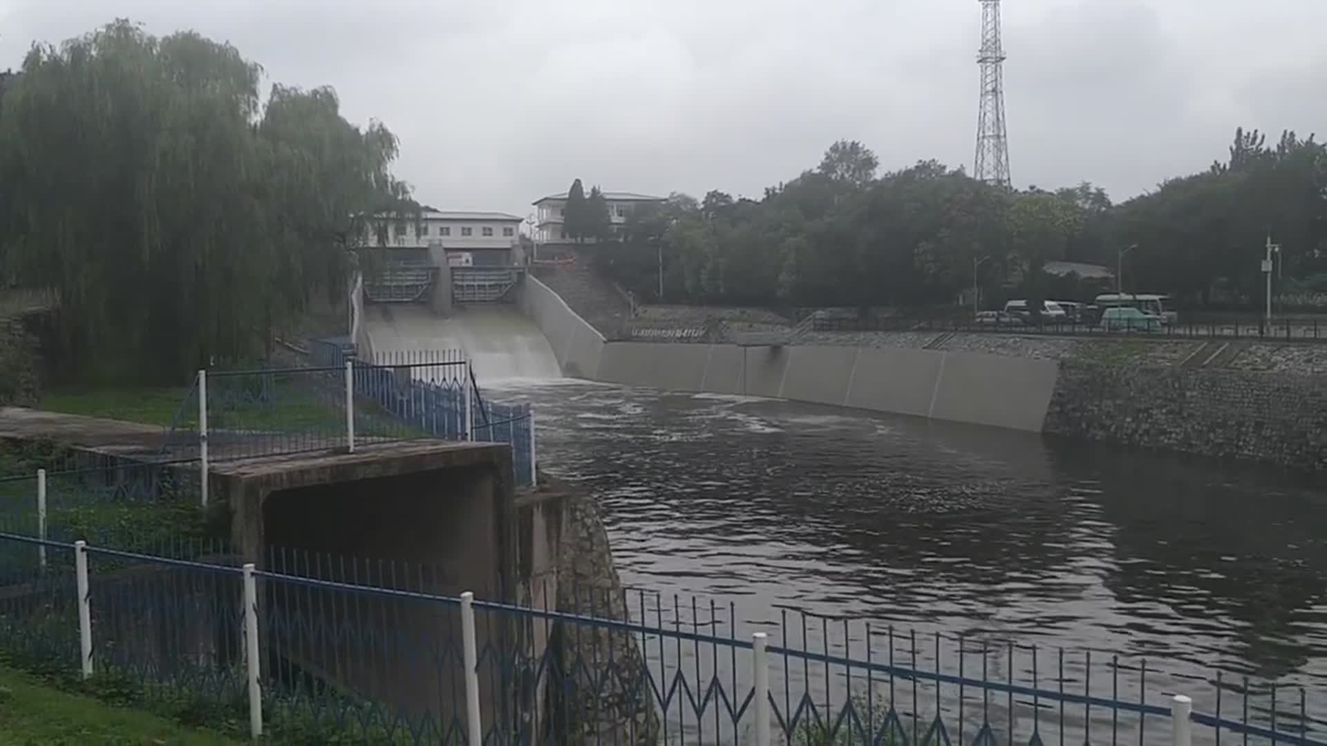 受持续降雨影响,北京怀柔水库时隔20年开闸放水,开始钓大鱼了