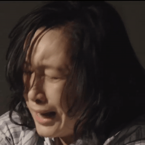 再到爆发和隐忍,这段长达45秒的哭戏尽管撕心裂肺却是无声的.