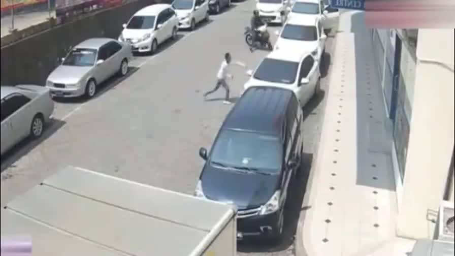 实拍揪心画面，监控拍下女子路边停车，揪心画面被录了下来！