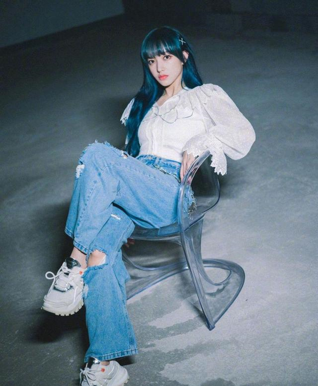 程潇也"作妖",染蓝黑色头发张扬霸气,穿衬衫和牛仔裤怪美的