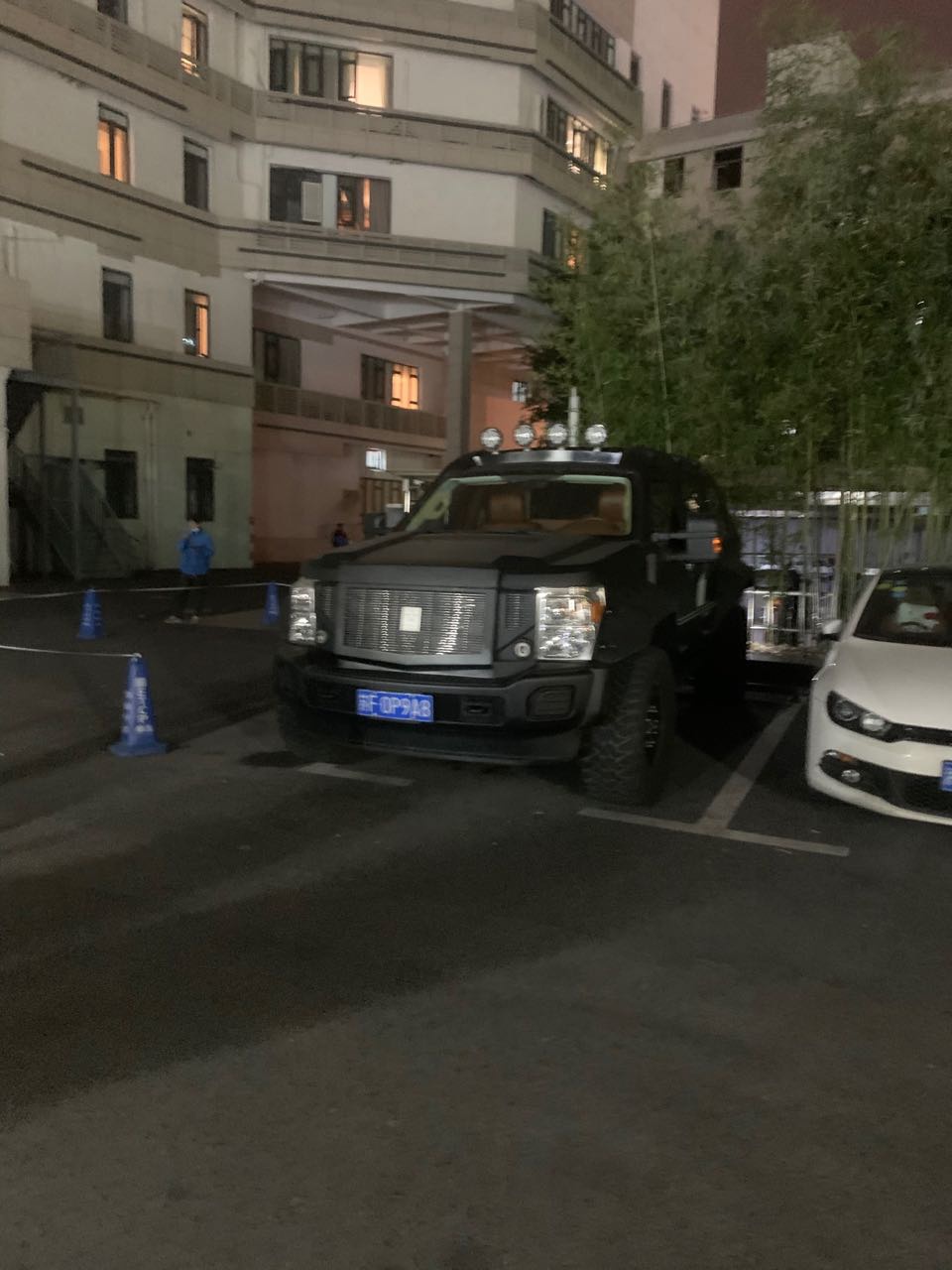 南通崇川区街头实拍乔治巴顿越野车，气场秒杀周围所有车！