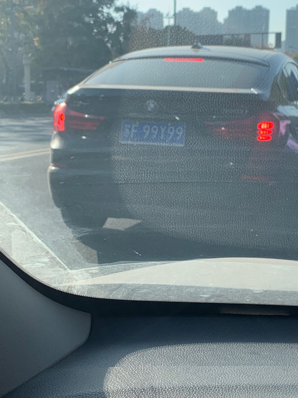 南通金沙镇街头实拍宝马5系GT，车牌