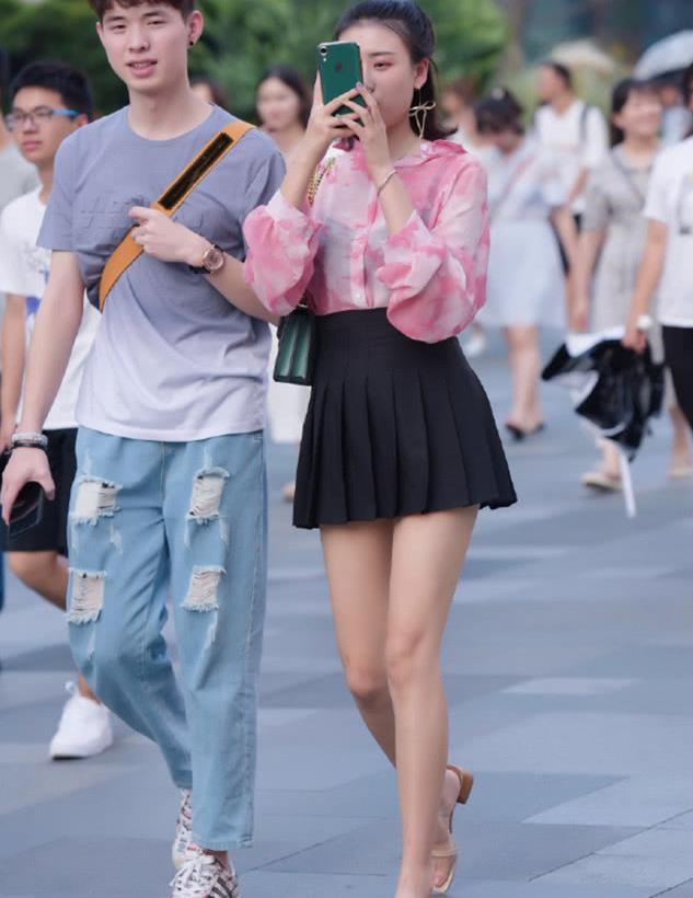 街拍:百褶裙美女苗条又高挑的身材,让人无法不赞叹!_高清图集_新浪网