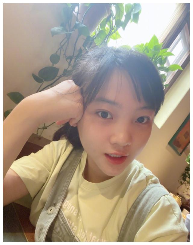 林妙可久违分享自拍美照,怼脸秀素颜超自信,元气满满好似中学生