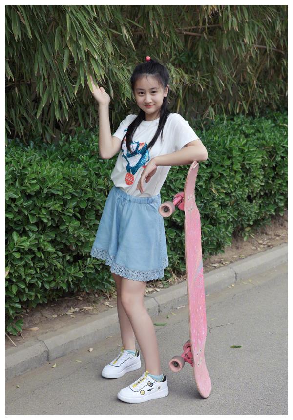 叶一茜晒女儿滑板照,12岁森碟穿短裙比例超好,确定没有1米6?