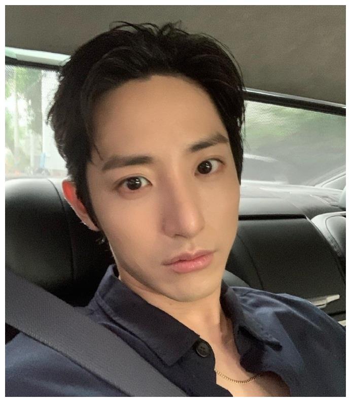 李洙赫ins更新霸道总裁范这哥是不是又瘦了看来是有认真健身