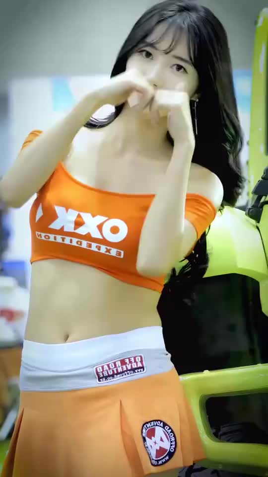 车展会上的美丽姐姐