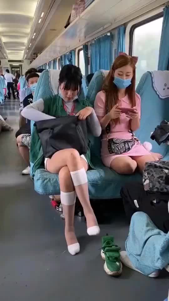 看完还敢乱脱鞋吗美女高铁上脱鞋被恶整礼仪之邦更应注意文明