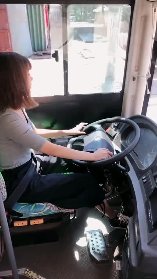 看到一个开公交车的美女司机