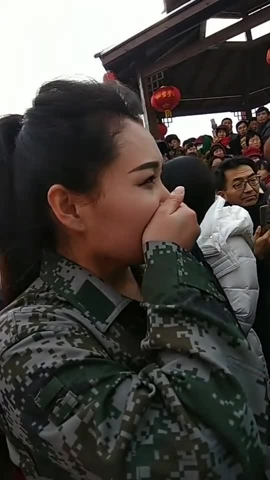 吹牛逼肯定漏风歌手袁庆捂嘴是偷笑还是心虚
