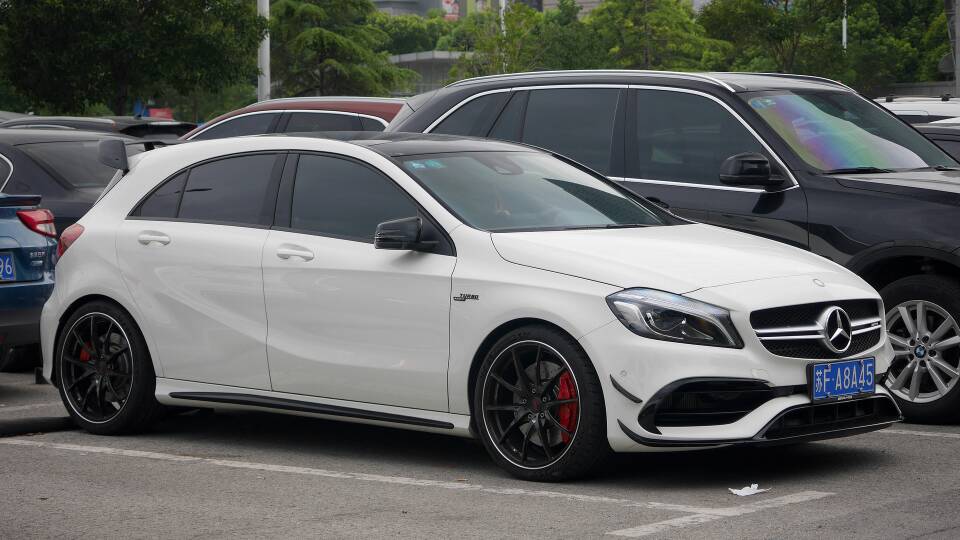南通海门街头实拍奔驰A45 AMG，红色卡钳很亮眼！