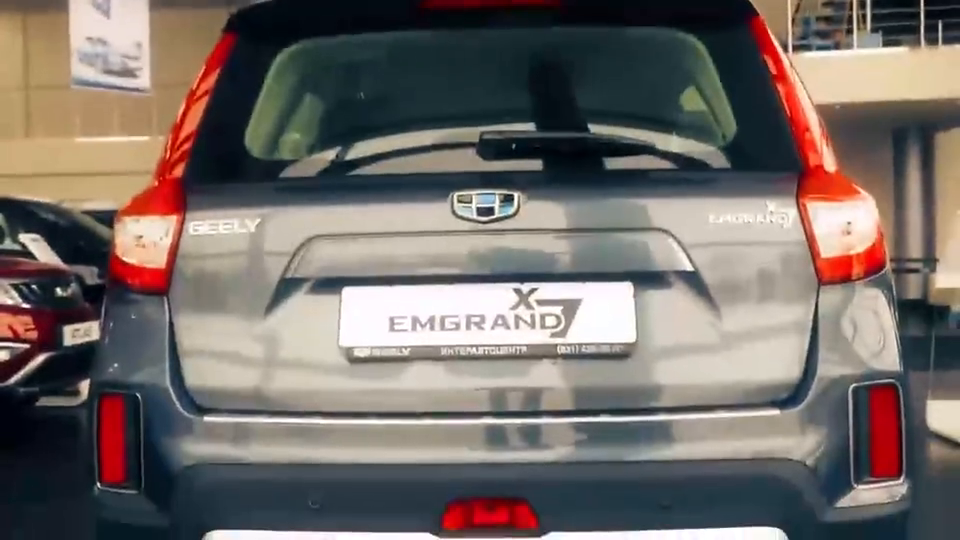 视频：外国美女试驾吉利GX7，打开后备箱坐进内饰才知道啥叫中国制造