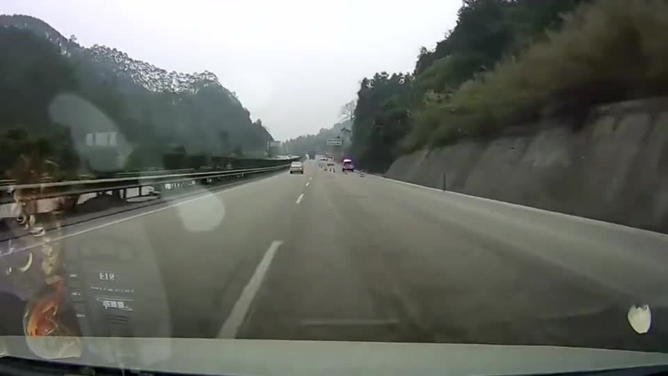 行车记录仪实拍：惨烈的车祸现场，撞成这样，车主当时到底跑多快