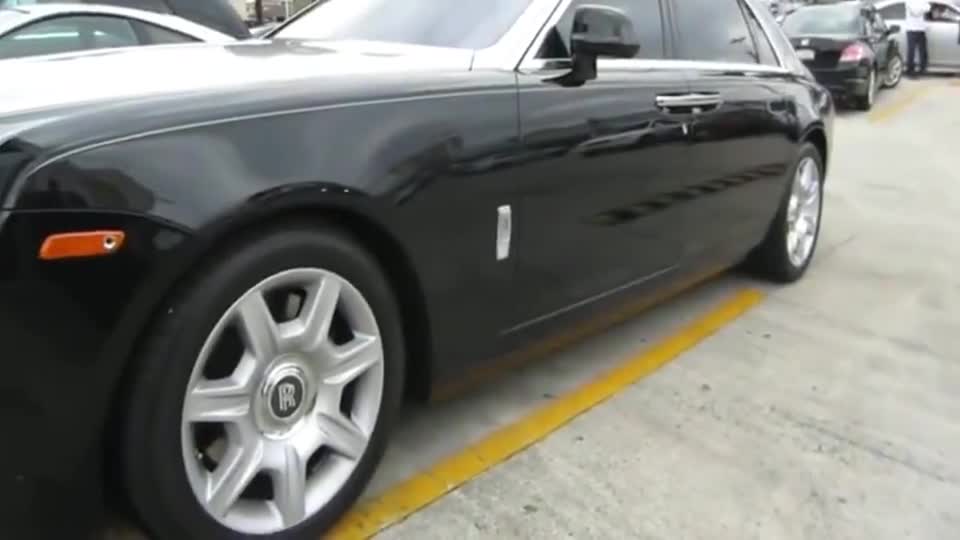 顶级劳斯莱斯幻影过减速带，感受一下这减震效果，怪不得那么贵