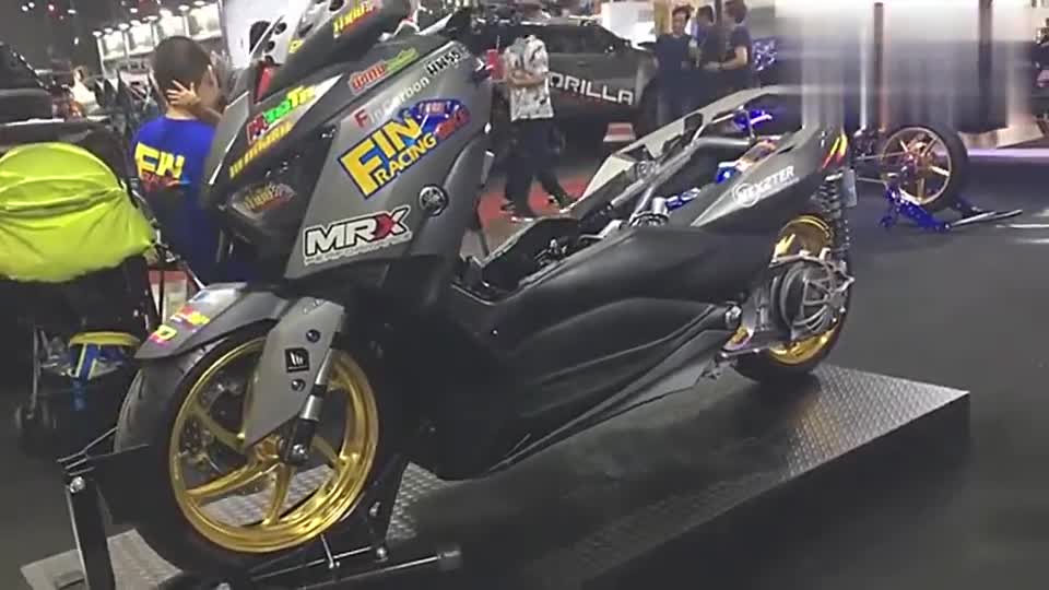 车展现场，雅马哈改装踏板车，很酷