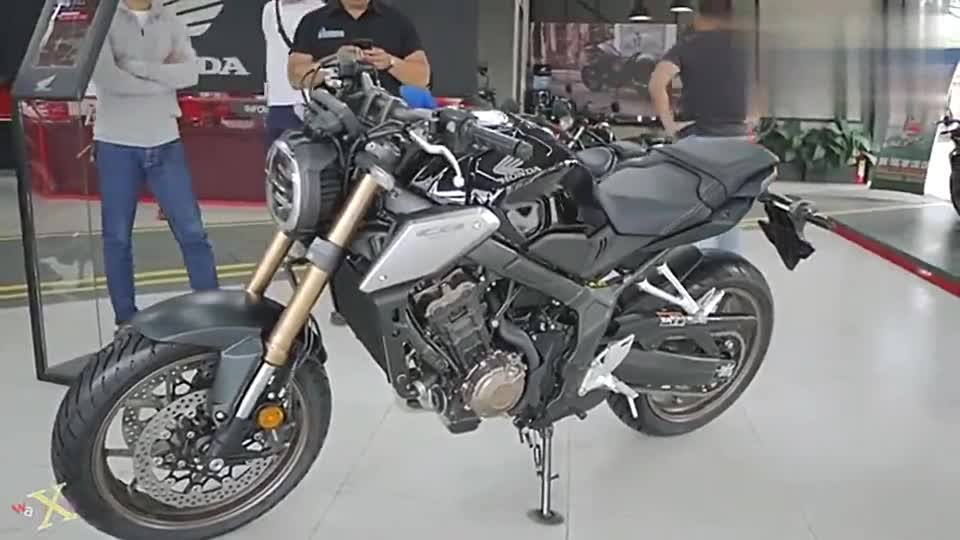 本田全新CB650R到店实拍，四缸复古范儿，是该忘掉CB400了