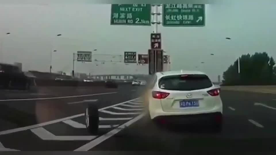 行车记录仪实拍：马自达走着走着，车轮有了自己的想法