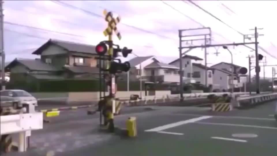 实拍一辆小汽车横穿过火车，让人惊恐不已