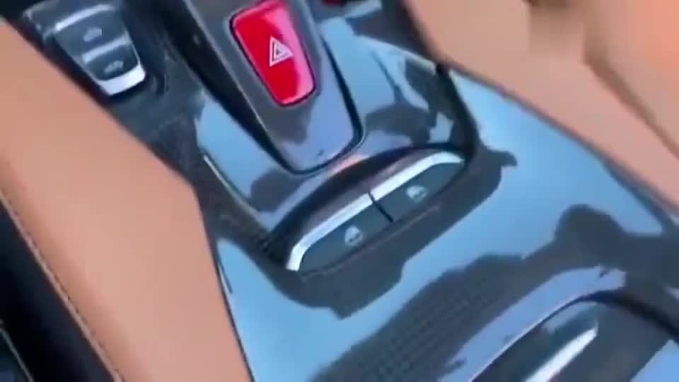 最新款法拉利Portofino，看看发动机就知道有多霸气，可惜买不起