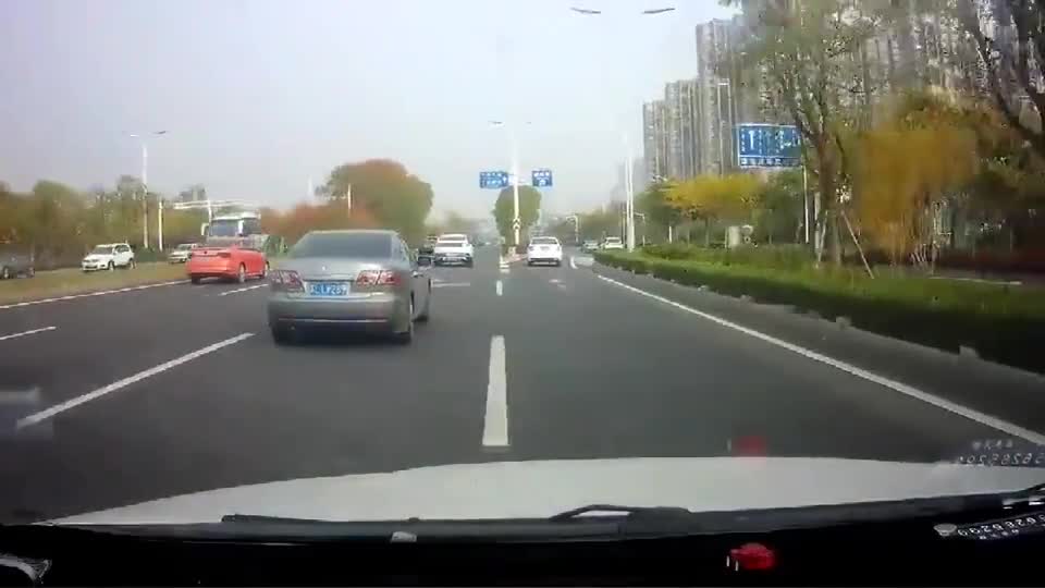 行车记录仪实拍：加速好，也不能这样超车吧？