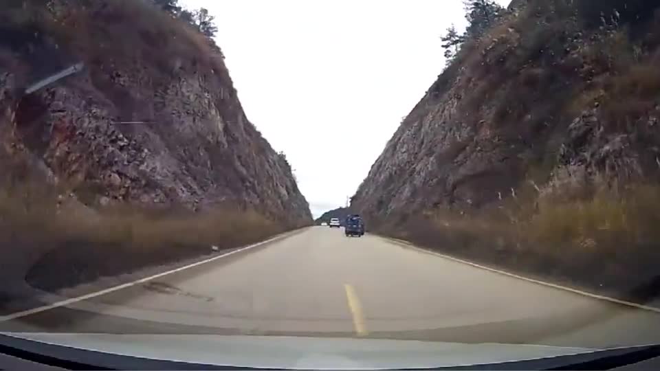 行车记录仪实拍：早知道这样，就不超车了