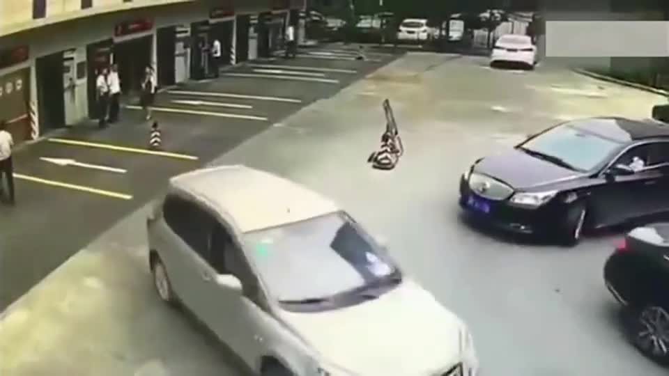 监控实拍，奔驰刚从地下车库上来就被女司机又撞了回去！