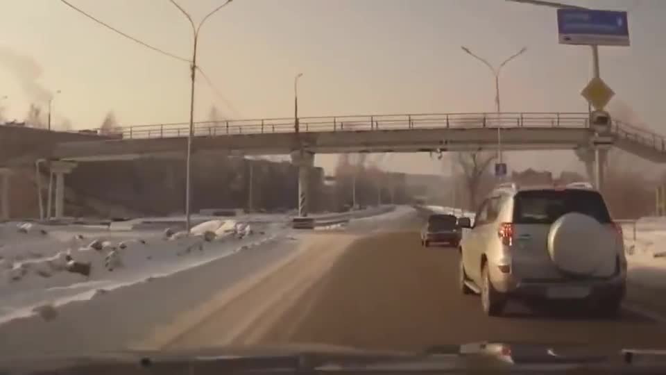 行车记录仪实拍：超车时遇前车突然变道，安全气囊都撞出来了