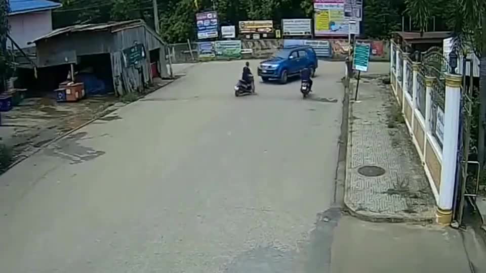 监控实拍：女司机撞了人还不知道踩刹车