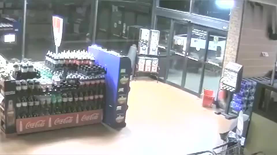 监控实拍：大哥！这真不是你家车库，进不来咋还硬闯呢