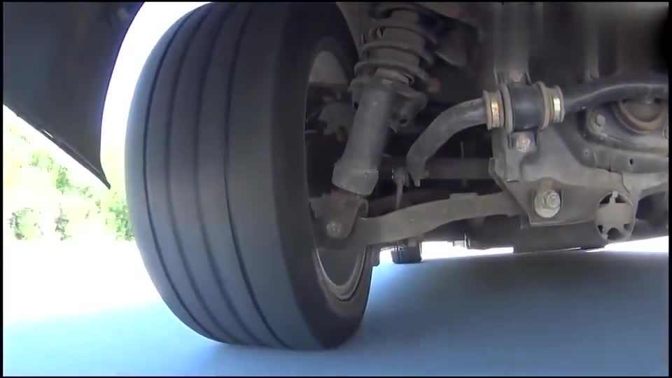 实拍汽车高速行驶时，底部系统和轮胎惊人表现